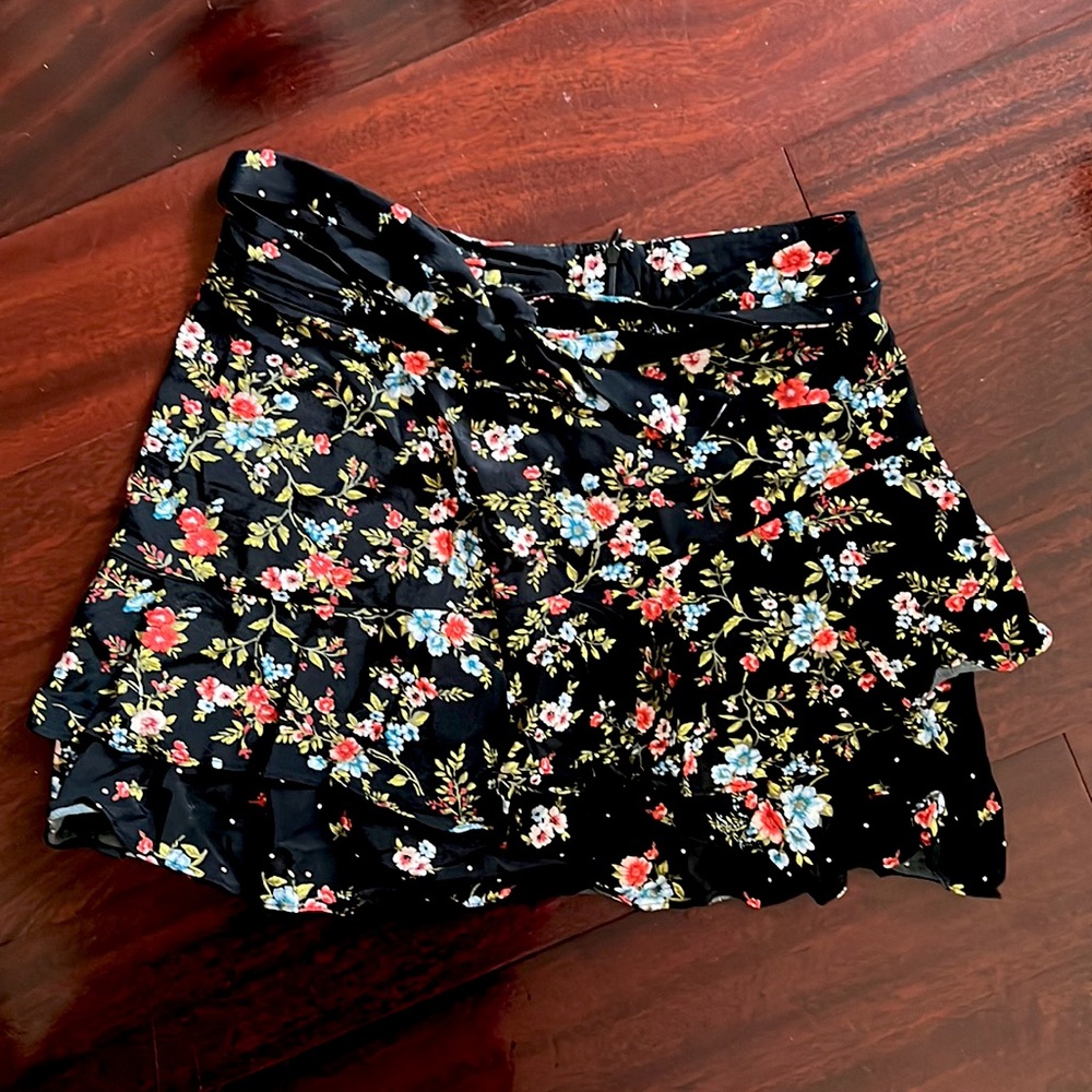 Floral miniskirt. Size M